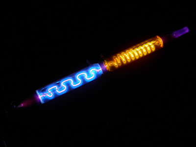 Geissler Röhre tube 2 fluoreszierende Flüssigkeiten orange blau Lutz Neumann
