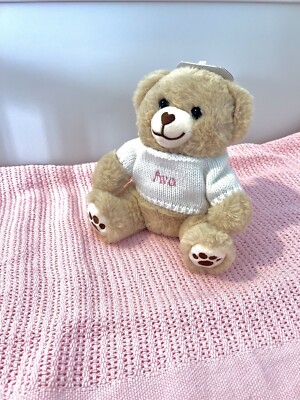 Personalisierter brauner Teddybär mit Pullover & bestickten Pfoten. Stofftier