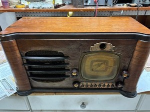Truetone D727 motordrive pushbutton am/shortwave tube radio for parts