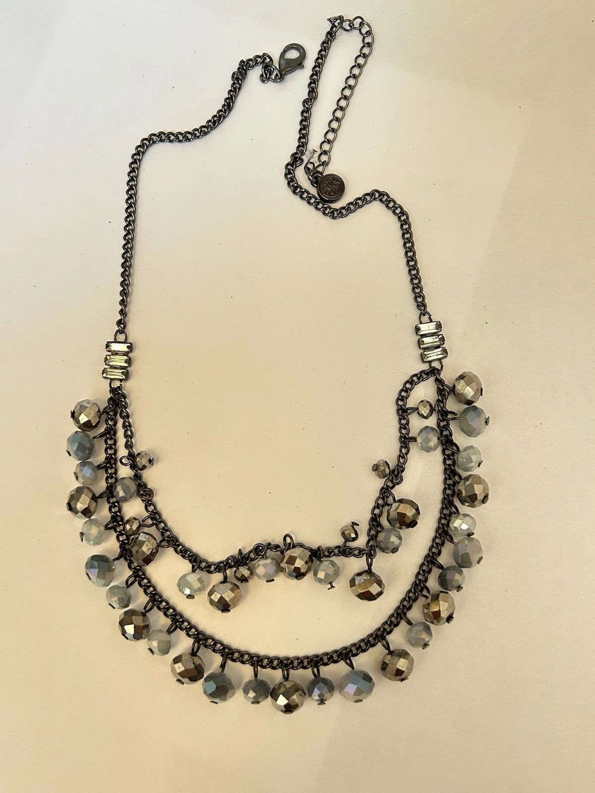 VETEMENTS Collana bavaglino metallo tono argento scuro perle cristallo rosa grigio Simply Vera Wang 17