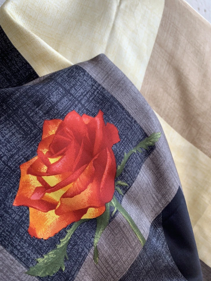 Bufanda Gucci 100% Seda 34" - Estampado Floral y Geométrico - Hecha en Italia #A119 Foto 3 de 4