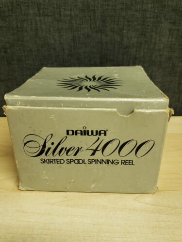 Vintage Daiwa Silver 4000 Skirted Spool Spinning Reel - Picture 2 of 17