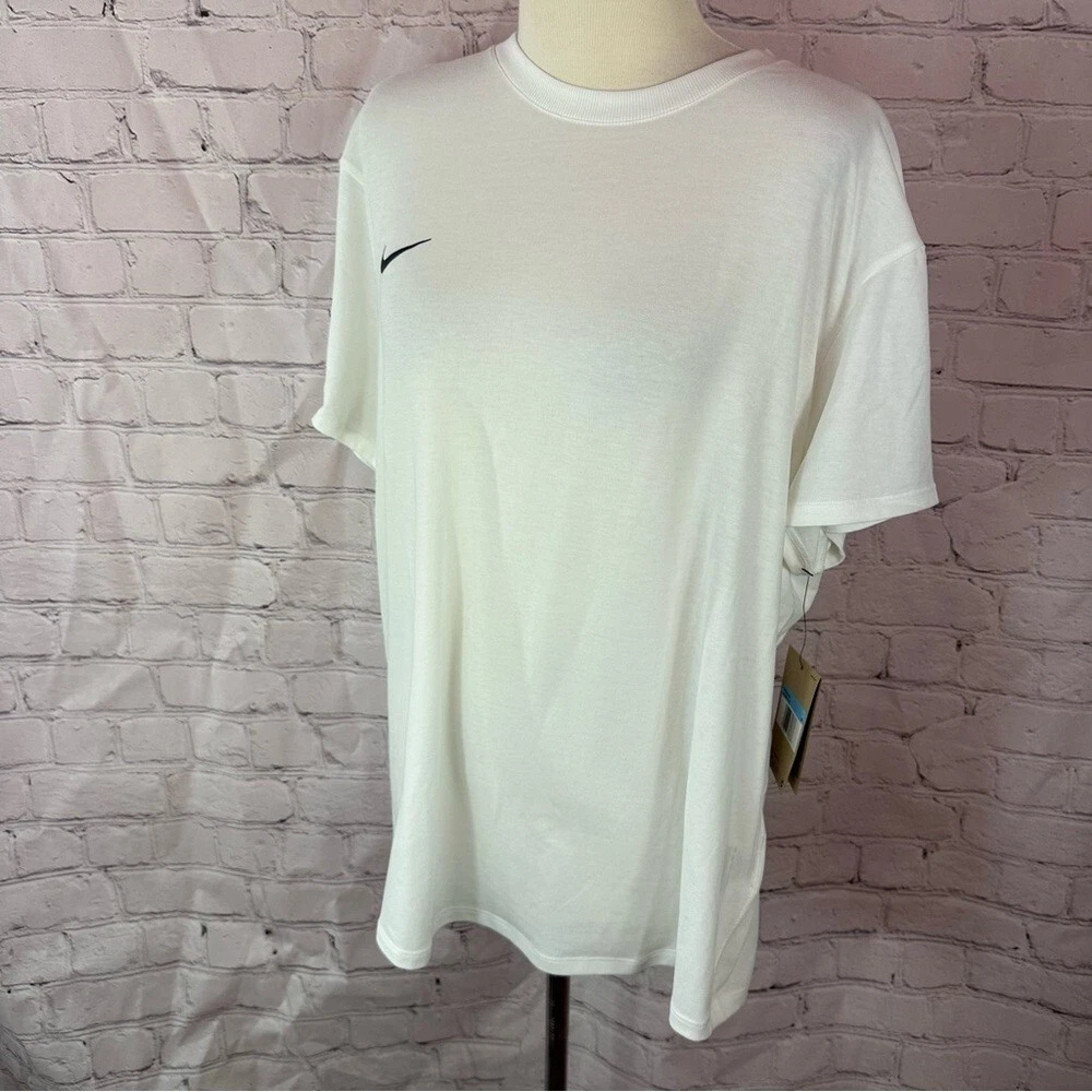 NWT Nike White Short Sleeve athletic Tee with Crew Neck HF6890-100 women sz Med