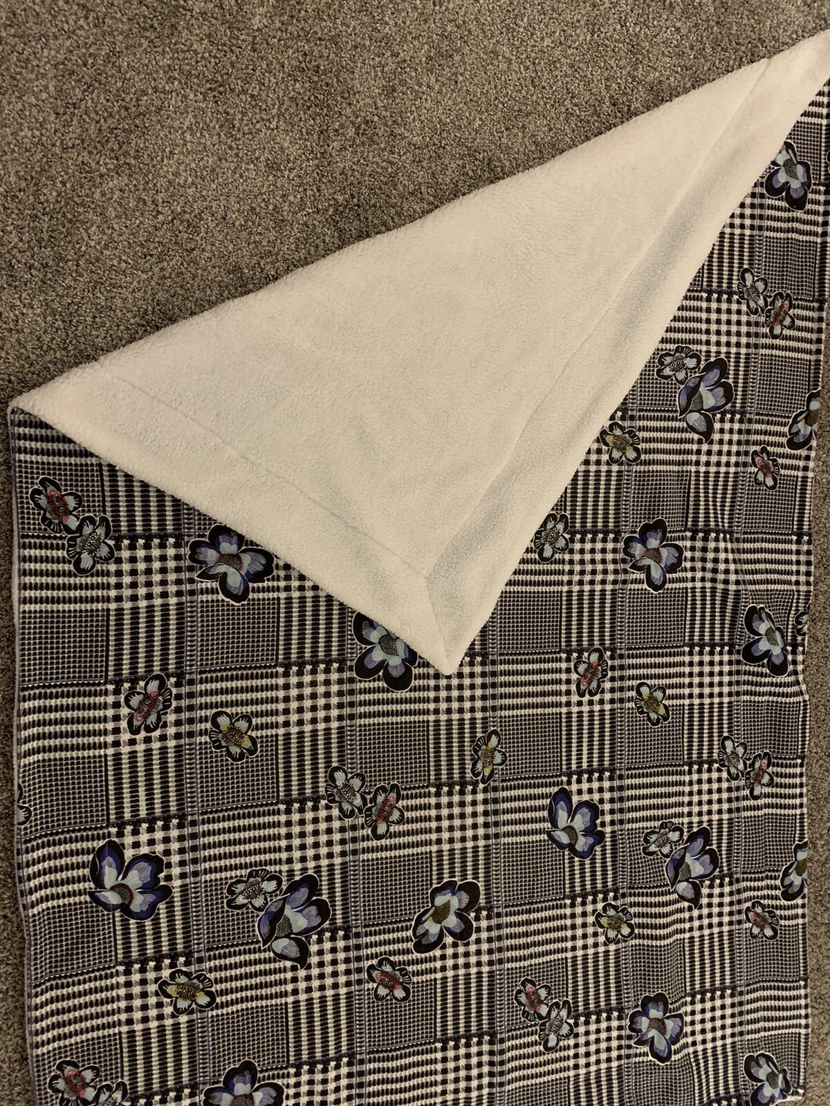 Vera Bradley Cozy Life Jersey Throw Blanket. Bedford Plaid. Excellent