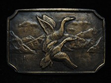 OJ11107 VINTAGE 1970s DUCK FLYIING ARTWORK BRASSTONE BELT BUCKLE