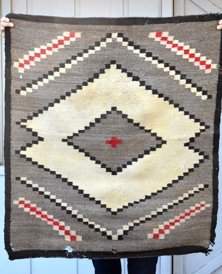 Alfombra Navajo Antigua - Patrón Diamante con Cruz Central - Gris Rojo Negro Blanco - Foto 3 de 4