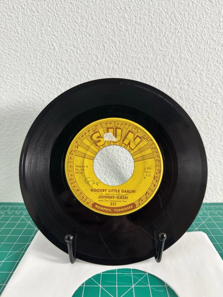 Lot of 5 Classic 45s Johnny Cash, Cher, Kenny Loggins, Shangri-Las, Dark Shadows Foto 2 de 4