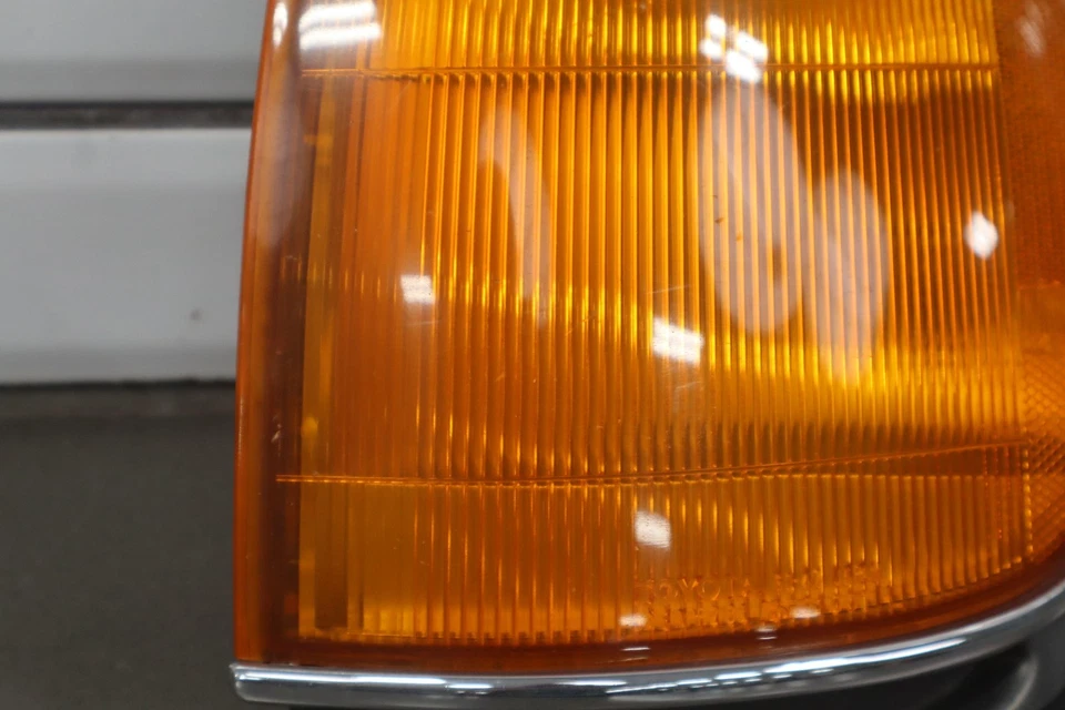 Luz de señal de giro montada en el guardabarros izquierdo Toyota LandCruiser 1991-1998 Foto 3 de 4