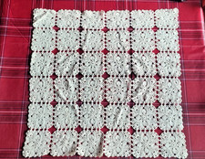 Centrino lavorato all’uncinetto Quadrato  54 x 54 cm Colore Bianco anni '70-'80.