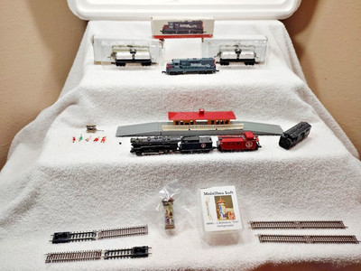 N Scale Rivarossi 0-8-0, High Speed Diesel, Lone Star Station, Figures, Track