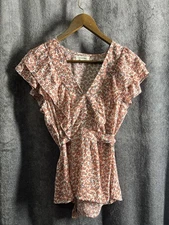 Max Studio Floral Print Blouse Women’s Size Small Pink Tie Back V Neck