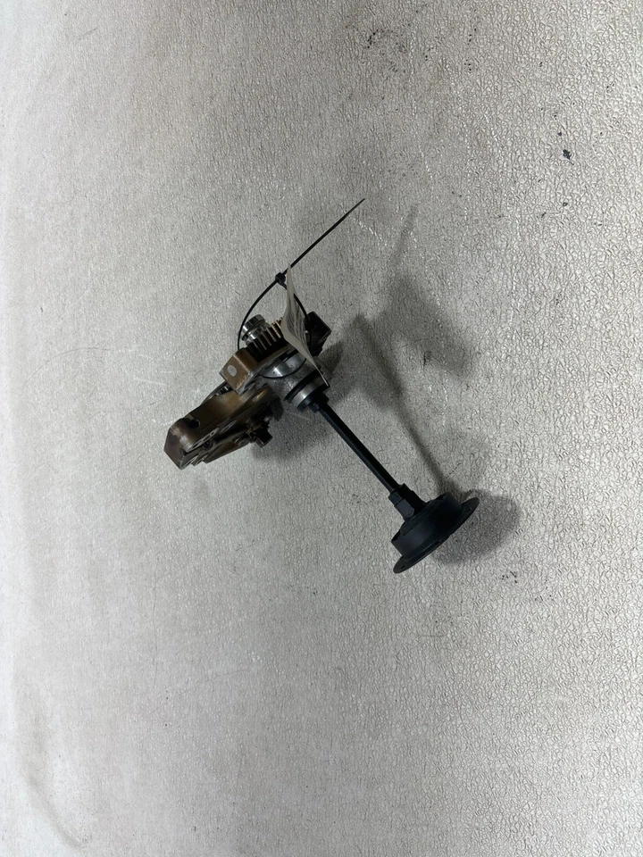 2007 - 2015 AUDI Q7 4.2L QUATTRO ПРИВОД МАСЛЯНЫЙ НАСОС ПЛАСТИНА РЕДУКТОР ДЕРЖАТЕЛЬ OEM 079109361R - Изображение 3 из 4