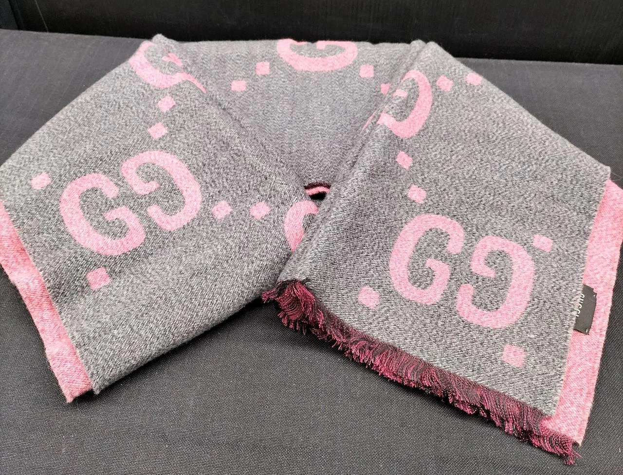 GUCCI GG Écharpe Jacquard   Luxueux Accessoire de Mode de Créateur pour Homme et Femme