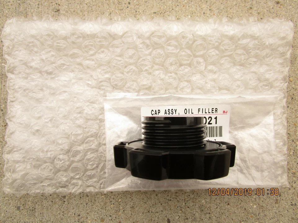 SE ADAPTA A: 96 - 97 LEXUS LX450 BASE 4D SUV 4,5 L TAPA DE LLENADO DE ACEITE DE MOTOR OEM NUEVO Foto 3 de 3