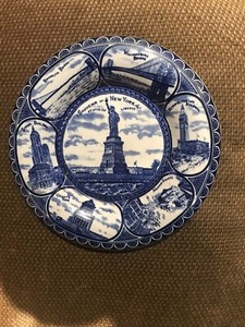 BLUE SOUVENIR PLATE STATUE OF LIBERT Y SOUVENIR OF NEW YORK  BOSSELMAN & CO.  NY
