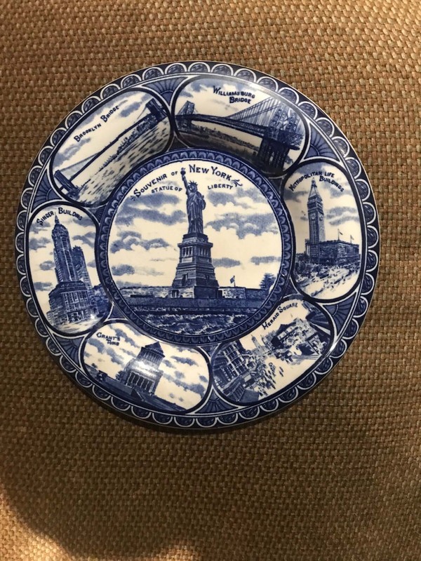 BLUE SOUVENIR PLATE STATUE OF LIBERT Y SOUVENIR OF NEW YORK  BOSSELMAN & CO.  NY