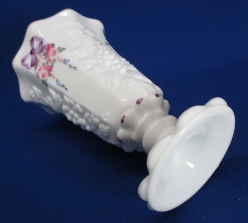 WESTMORLAND MILK GLASS GRAPES WITH HAND-PAINTED RIBBON & ROSES VASE - Picture 3 of 4