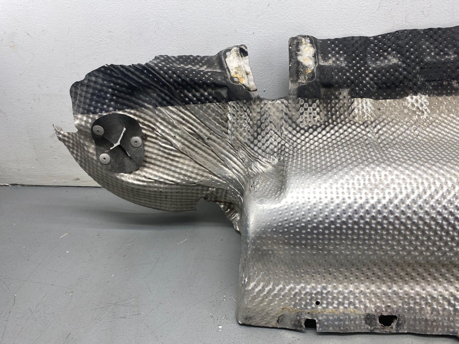 2020-2023 MCLAREN GT REAR BUMPER EXHAUST MUFFLER HEAT SHIELD 22EA057GP OEM 2021