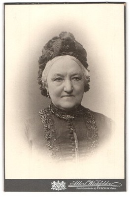 Fotografie Albert Wickfelder, Essen, Schützenbahn 4, Porträt einer älteren Dame 