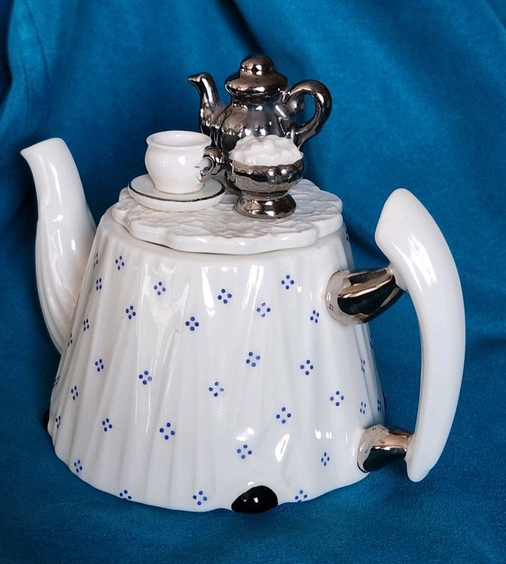 VINTAGE CARDEW PORCELAIN TEAPOT WITH SILVER SERVICE ON LID. EXCELLENT.