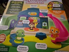 NIB LeapFrog Frog Play & Discover School Set Educational Toy School Set 2+ NEW