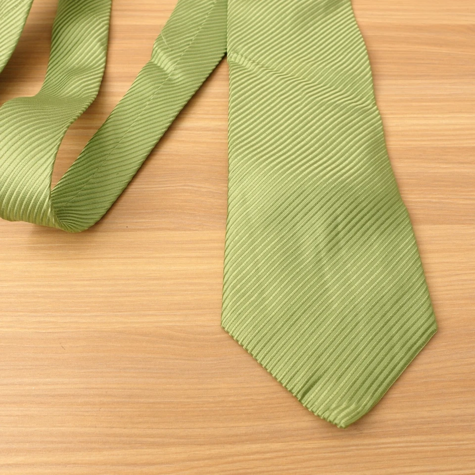 Corbata de cuello verde para hombre de seda a rayas lisas de moda resistente a las manchas COVINGTON Foto 2 de 4