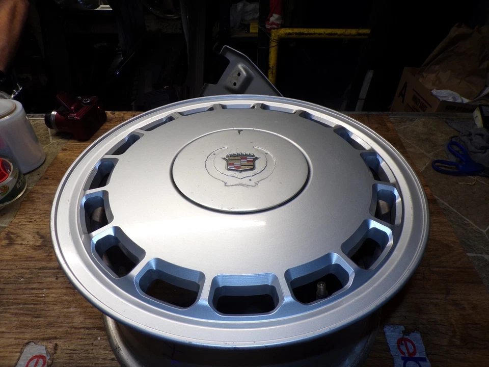 Llanta Cadillac Allante 1989-1992 16x7 5 tacos 115 mm con tapa central OEM Foto 3 de 4