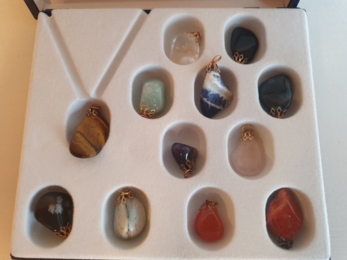 12 Anhänger Edelsteine Amethyst Onxy Obsidian Carneol Aventurin Achat usw. 12 Anhänger Edelsteine Amethyst Onxy Obsidian Carneol Aventurin Achat usw.