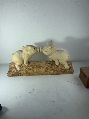 Große küssende Schweine auf Baumstamm Ornament schöner Zustand 28cm lang 13cm hoch