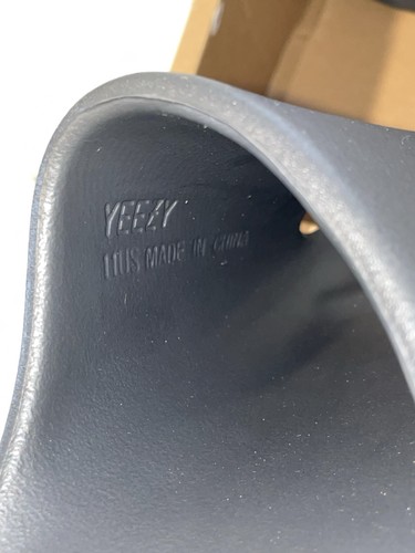 YEEZY SLIDES ONYX SIZE 11 NEVER WORN - Picture 6 of 7