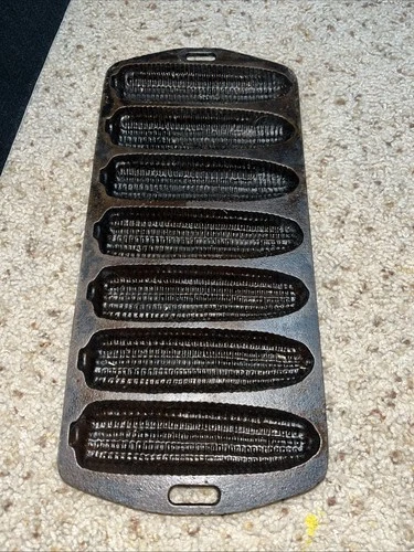 Vintage Cast Iron Corn Bread Pan “Lodge” C24 7 Muffins