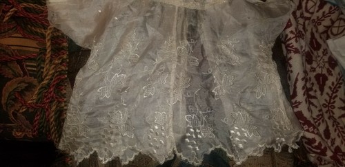 ANTIQUE VICTORIAN GRAPE & VINE MOTIF GIRLS SILK HAND EMBROIDERED BED JACKET - Picture 6 of 11
