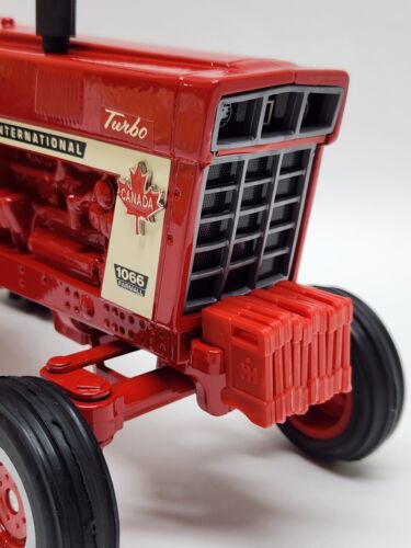 Tractor International Farmall 1066 con dosel Ontario Show por modelos a escala 1/16 - Imagen 7 de 20
