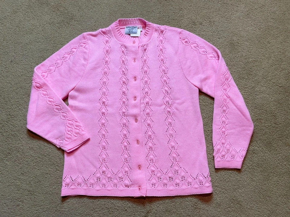 Nuevo de Colección Años 70 College Point Rosa Acrílico Crochet Tejido Abuela Cárdigan Suéter S Foto 2 de 4