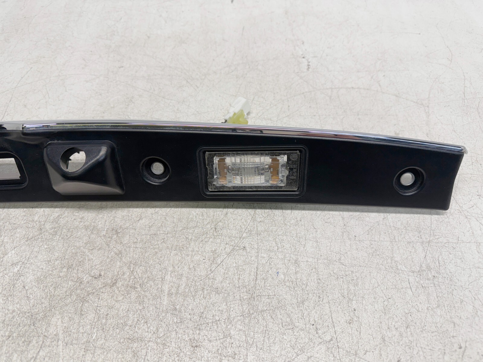 P50196 2014-2020 Maserati Quattroporte Trunk Garnish Trim Moulding 670018242 OEM