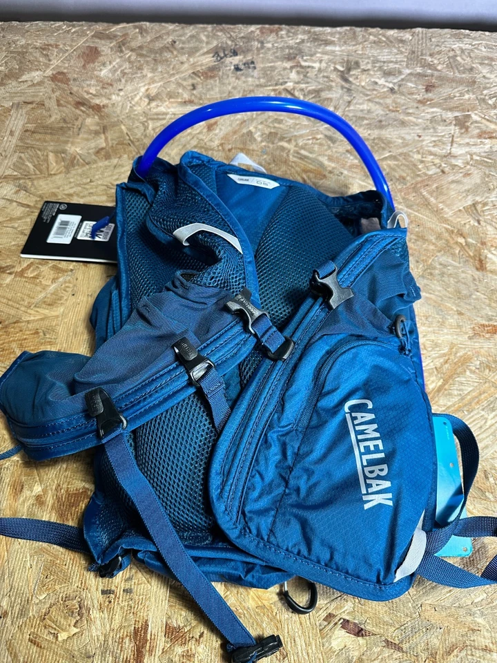 Paquete de hidratación CamelBak para mujer Octano 9 70 oz Gibraltar azul marino/plateado Foto 3 de 3