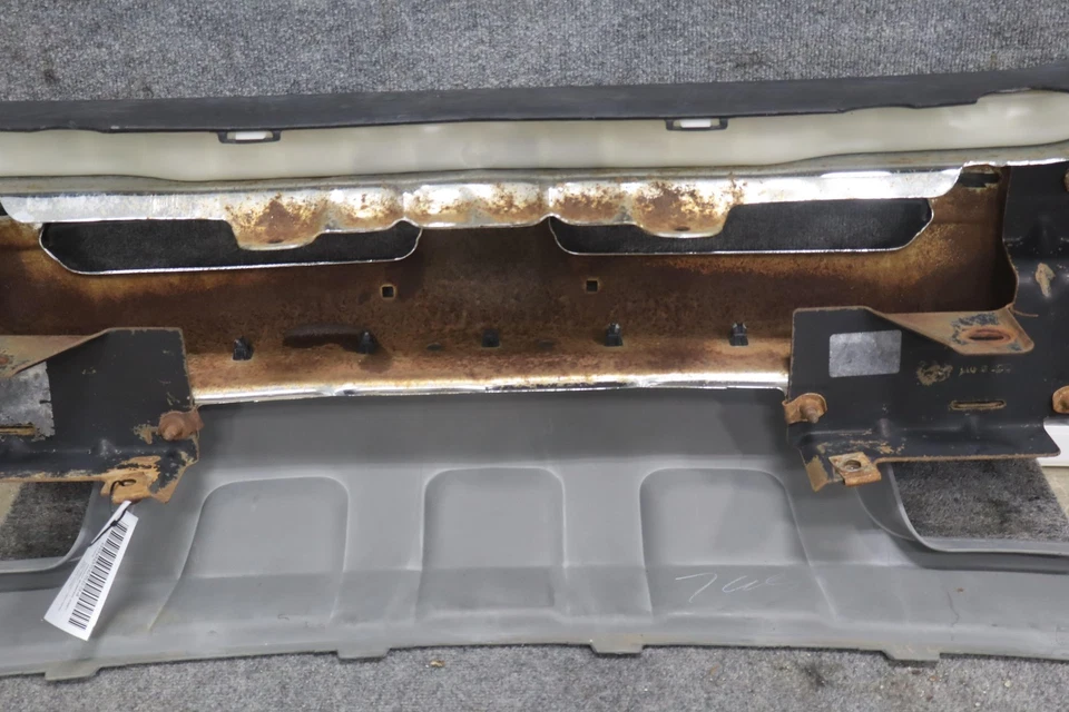 03-07 Chevy Silverado 2500HD Chrome Front Bumper (HVY) with Fog Lights OEM - Imagem 2 de 4