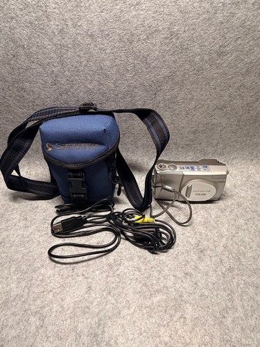 Vintage Olympus Camedia D-550 Zoom 3.0 Megapixel Digital Camera (works)