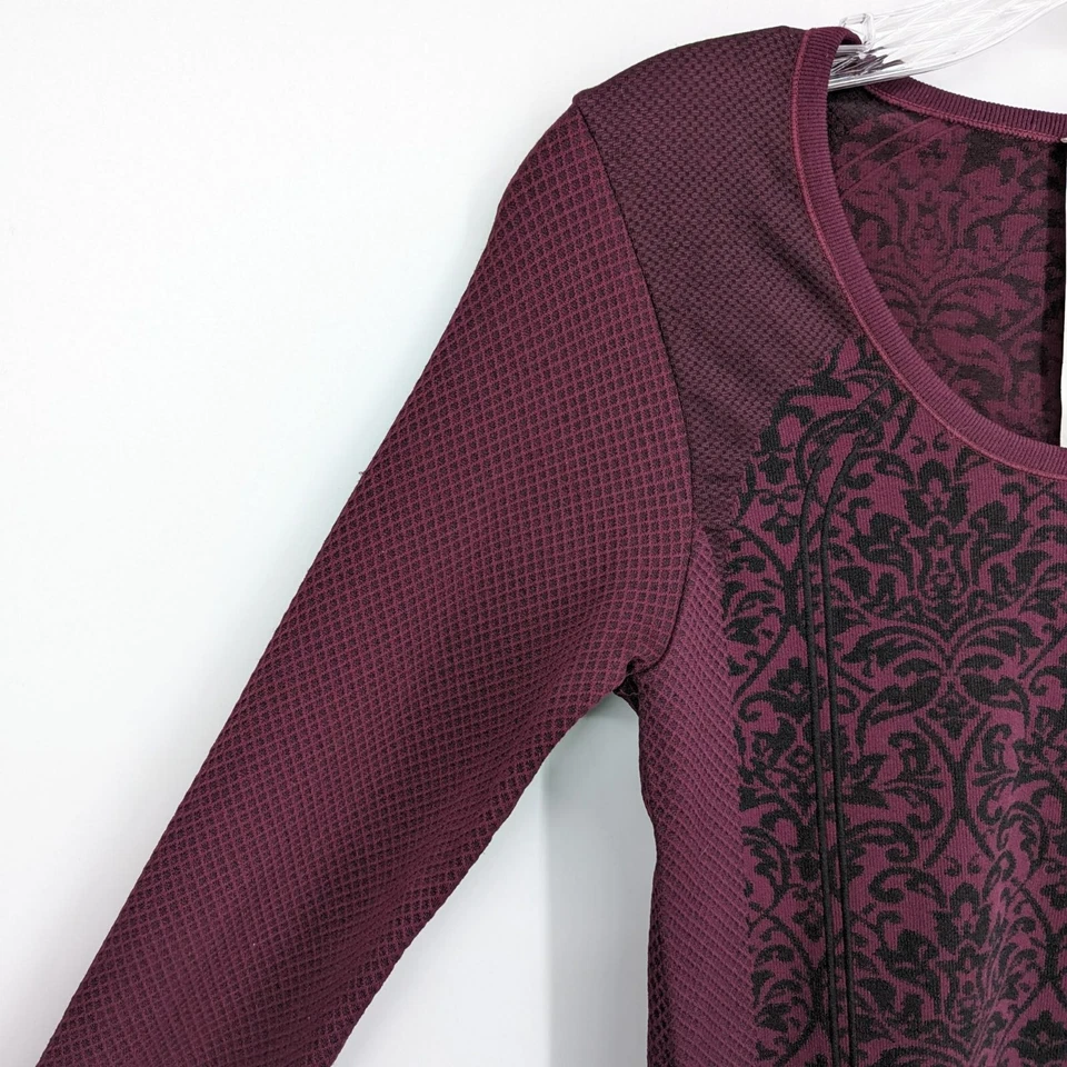 Top Deportivo Manga Larga Fabletics S Granate Negro Damasco Escoteado Texturizado Ajustado Foto 3 de 4