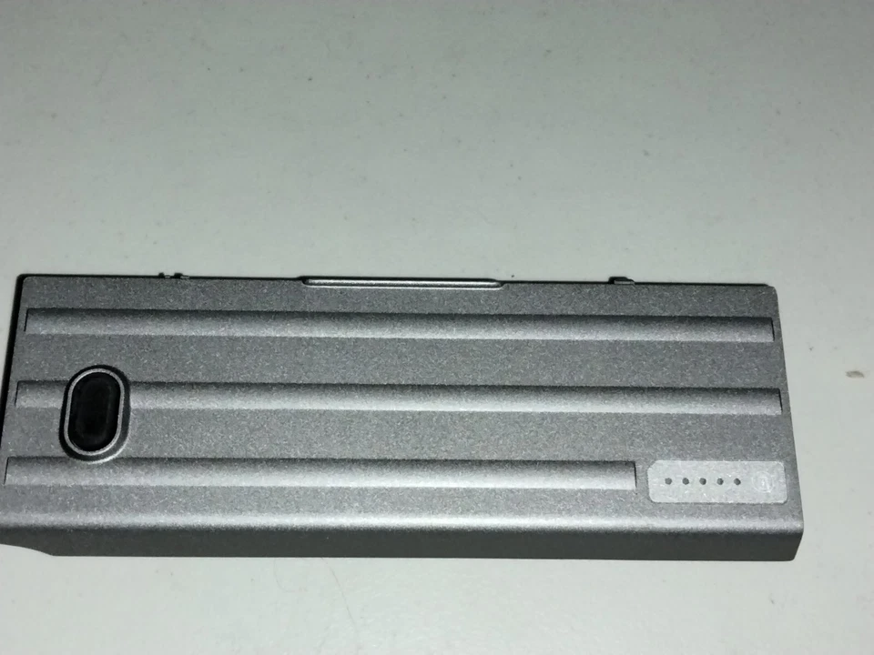 Batería genuina para computadora portátil Dell OEM D620 D630 D630N OEM PC764 astillada Foto 2 de 4