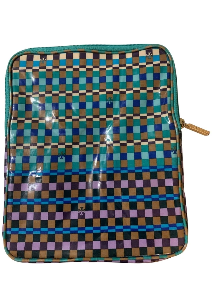Funda para iPad Tory Burch para mujer mediana a cuadros cremallera a cuadros vinilo logotipo funda Foto 2 de 3