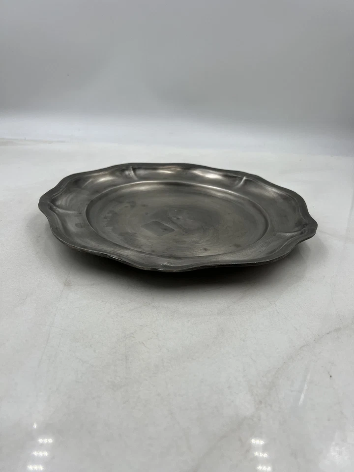 Декоративный поднос винтажный Jori оловянная пластина 10 дюймов зубчатый край сделано в США - Изображение 2 из 4