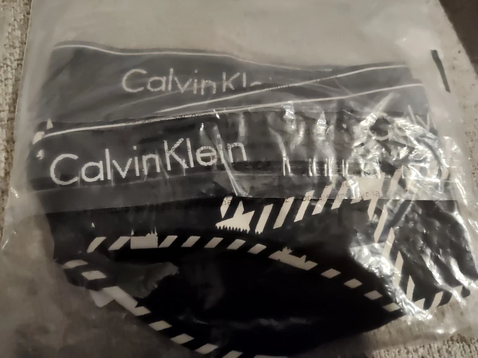 Bikini Calvin Klein. Estampado pequeño blanco y negro. QF6862 Foto 3 de 3