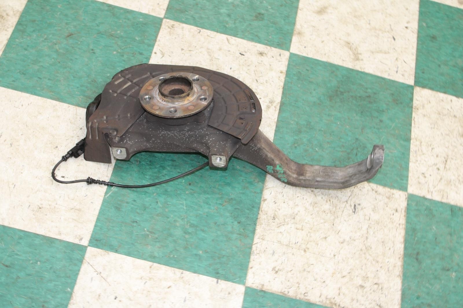14-17 Ghibli Right RF Passenger Side Front Spindle Hub Knuckle Factory OEM WTY