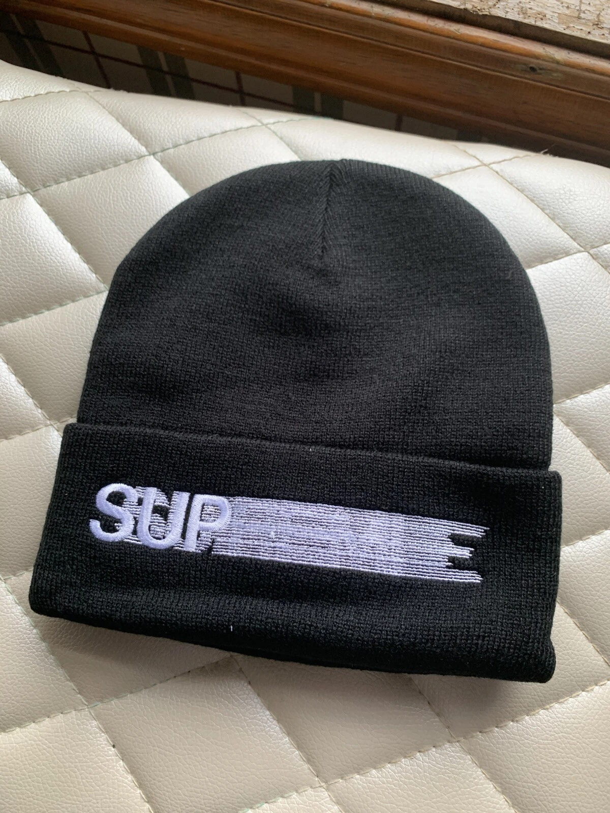 BONNET LOGO SUPREME MOTION NOIR et blanc SS23 neuf