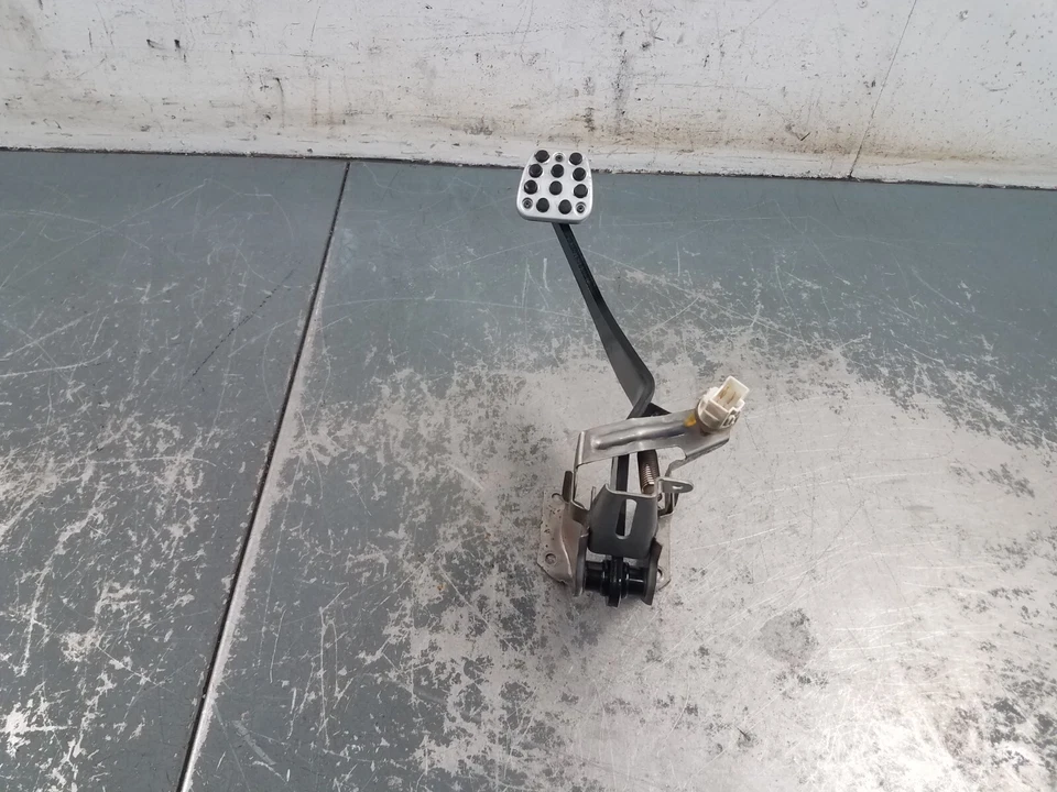 2003 Honda S2000 AP1 Brake Pedal Assembly #7354 S6 - Image 4 of 4