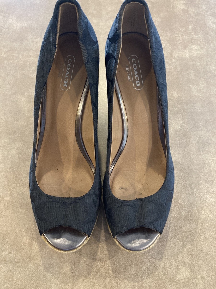 靴 Coach Peeptoe Logo Fabric Wedges (Black) Coach Larchmont Black Leather Metal Logo Wedge Heels Peeptoe