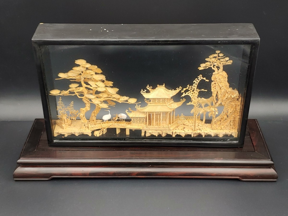 红木葡萄雕 大红酸枝| 盘根主人椅甄选老料，质地深沉红润，雕刻审形度势，盘根气贯