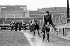 Crystal Palace prepare for their home cup match v Everton Leap fro- Old Photo 3