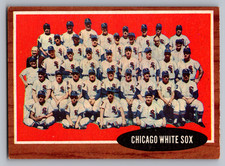1962 TOPPS #113 CHICAGO WHITE SOX TEAM CARD W/FOX/APARICIO/MINOSO/WYNN